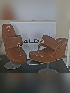 New In Box ALDO Brown Leather Wedge Thong Sandals with Gold Accent 6.5M